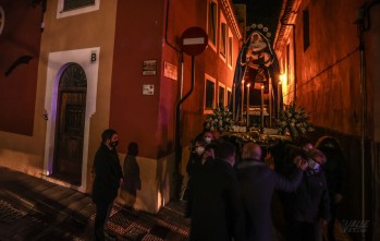 La imagen recorrió el pueblo arropada por un centenar de personas | J.C.