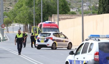 La Policía Local ha  controlado el tráfico mientras se atendía al hombre.