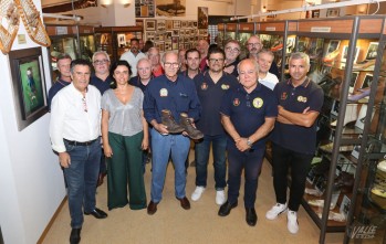 Veciana donó al Museo del Calzado las botas que llevó en la vuelta al mundo en Vespa en 1962