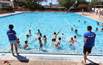 Los niños en su primer día han podido refrescarse y disfrutar en el agua | Jesús Cruces.