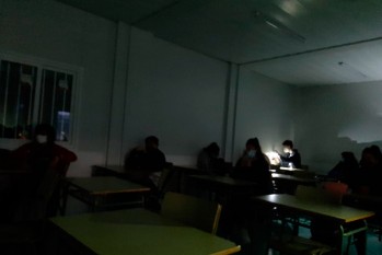 Los alumnos apenas tenían luz por las mañanas.