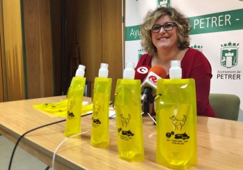 Petrer entregará botellas plegables para limpiar los excrementos de los animales en la vía pública