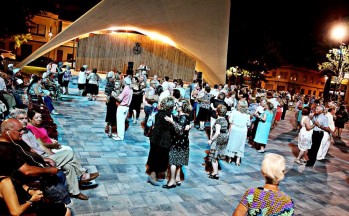 Cada año estos bailes reúnen a cientos de personas en la Plaza Castelar | Jesús Cruces.