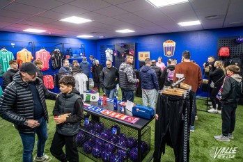 Los aficionados conocieron la tienda ayer | Nando Verdú. 