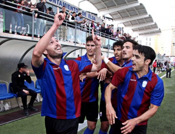                                      El Eldense celebrando su segundo gol. | Jesús Cruces