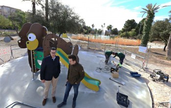 Alfaro y Fernando Gómez han visitado los nuevos juegos de los Jardines del Vinalopó| Jesús Cruces.