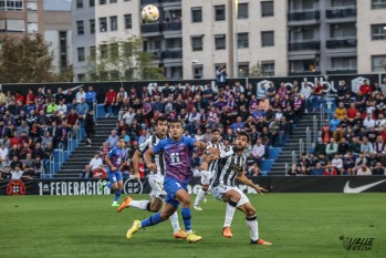 Secuencia de una de las jugadas que hubo en el reciente Eldense-Castellón | J. C.