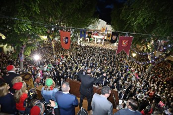 Los petrerenses llenaron cada rincón de la plaza | Jesús Cruces.