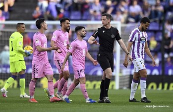 Los jugadores del Eldense protestan en Valladolid al colegiado pamplonés Galech Apezteguía | LaLiga.