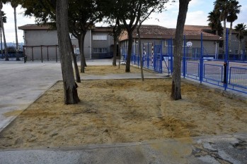 El patio del colegio Juan Rico y Amat se repara para evitar accidentes