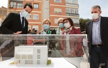 Ana Barceló ha visitado la parcela en la que irá la construcción.
