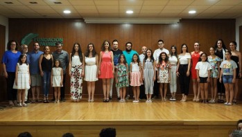 Falleras Mayores y artistas durante la presentación | Jesús Cruces.