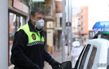 La Policía hoy ha recorrido las calles de Elda protegidos pidiendo a la gente que se vaya a casa y ha sancionado a cinco personas.