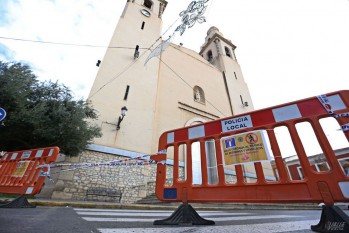 La caída de cascotes desde Santa Ana obliga a cortar la calle Iglesia