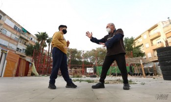 Vicente Segura dando clase a uno de sus alumnos.