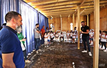 Los dos embajadores han mostrado el Castillo de Embajadas a los niños | Jesús Cruces.