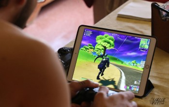 Imagen de un joven jugando a Fornite.