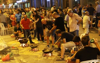 Cientos de personas cenaron en la Falla Trinquete | Jesús Cruces.