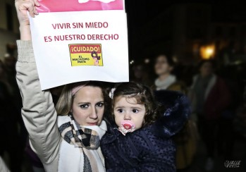 Niños y mayores se han manifestado contra el terrible suceso | Jesús Cruces.