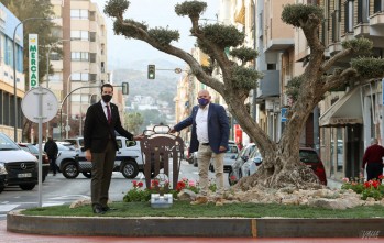 El alcalde Rubén Alfaro y el presidente del Eldense David Aguilar han inaugurado la rotonda.