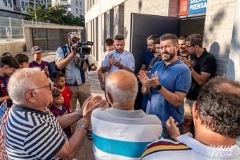 Estevez en su despedida la pasada temporada, arropado de aficionados | Nando Verdú.