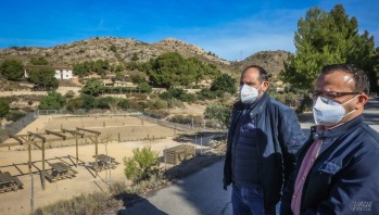 Fernando Díaz, que da el relevo al nuevo edil de Medio Ambiente, Harold Contreras, junto a las parcelas | J.C.