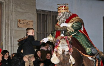 Los niños recibieron con ilusión la visita de Sus Majestades | Jesús Cruces.