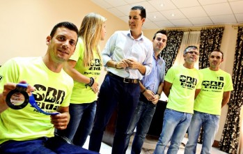 Alfaro junto al equipo de paratriatlón de Elda | Jesús Cruces