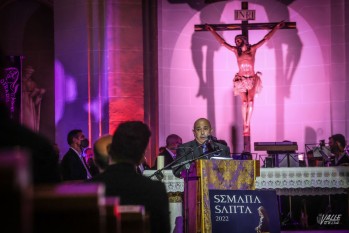 El pregonero despertó los aplausos del público con su discurso.