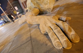 Alguien ha arrancado un dedo del monumento que tiene solo un mes | Jesús Cruces.