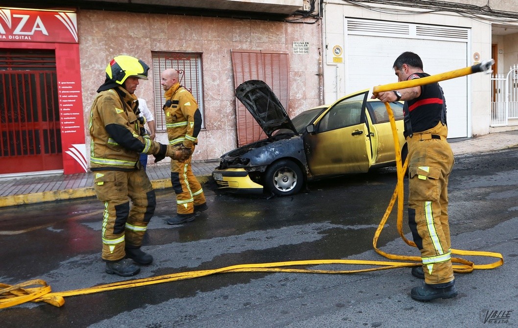 Arde un vehículo junto a la Plaza del Zapatero de Elda Arde un vehículo junto a la Plaza del Zapatero de Elda