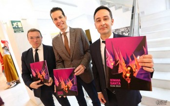 José Santa, Rubén Alfaro y Juan Carlos Márquez con la revista, que tiene 120 páginas y 47 artículos.