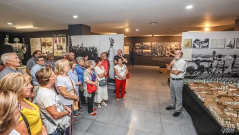 Esta es la primera visita guiada a la muestra tras su inauguración.