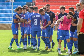  Los jugadores del Eldense celebran la sexta victoria consecutiva | J. C.