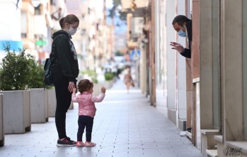 Mayores y pequeños han respetado las distancias.