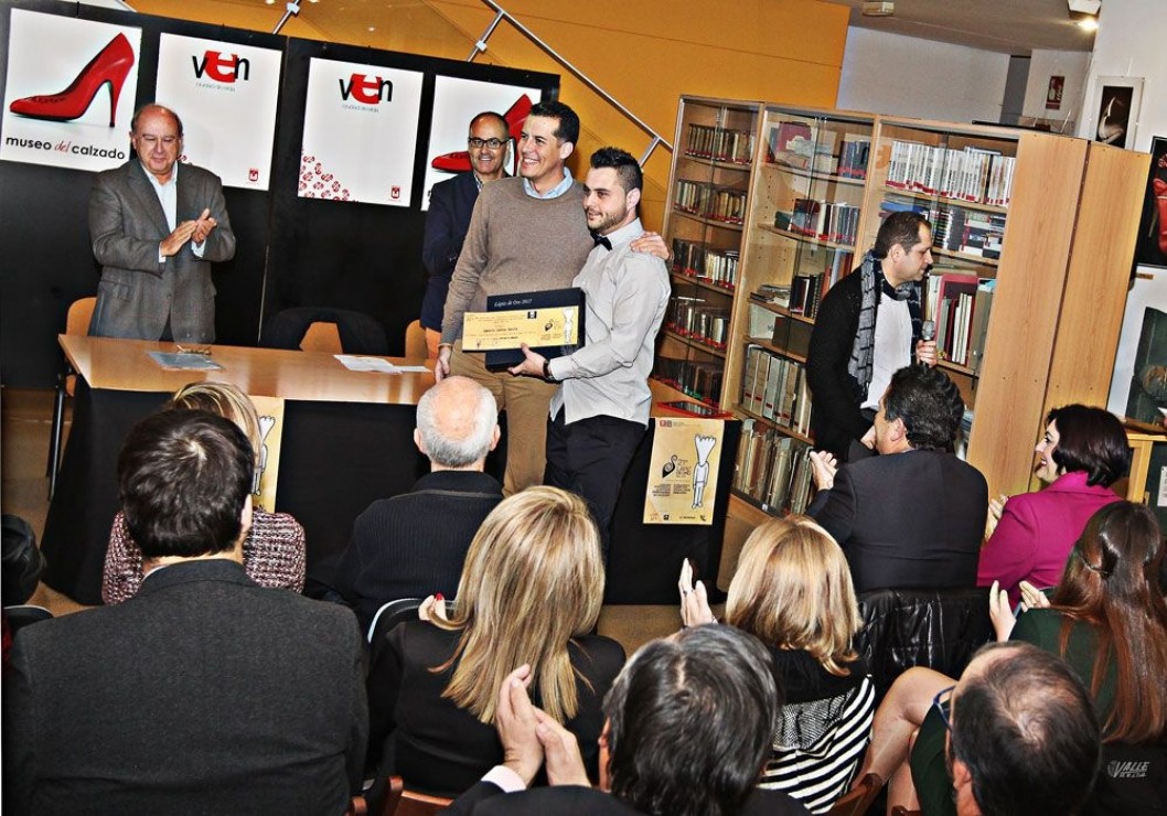 El eldense Ignacio Cantos gana el Lápiz de Oro en la categoría "Zapato acabado de mujer" El eldense Ignacio Cantos gana el Lápiz de Oro en la categoría "Zapato acabado de mujer"