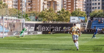  Álex Martínez cuando el portero del Nástic de Tarragona le interceptó el penalti | J. C.