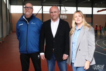 El PP se ha unido al CEIP 9 d'Octubre y el Club Balonmano Petrer para esta solicitar esta propuesta | Marta Maestre. 