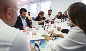 La directora del Centro, Beatriz Montalbán, y su directiva, en la reunión con Isabel Bonig | Jesús Cruces.