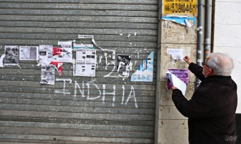 Un vecino, harto de la situación, retira los carteles de su fachada | Jesús Cruces.