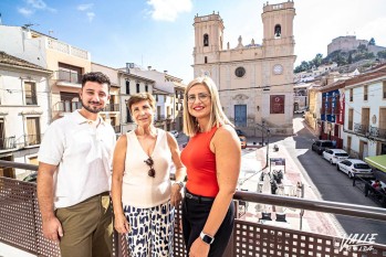 La pregonera junto al edil de Fiestas, Alejandro Ruiz, y la alcaldesa,  Irene Navarro | Nando Verdú.