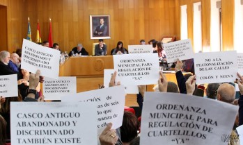 Una veintena de vecinos han mostrado su oposición a la peatonalización.