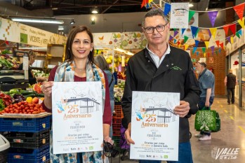 La edil de Mercados, Sílvia Ibáñez, y el presidente de la Asociación de Comerciantes del mercado, Antonio Valero, han explicado la jornada | Nando Verdú. 