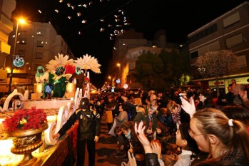 Los niños recibieron con ilusión los caramelos de manos de Sus Majestades | Jesús Cruces.