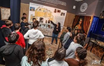 La comisaria de la exposición, Loli Soler, dirige las visitas guiadas a los escolares | J.C.