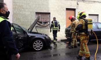 Dos vehículos y una fachada afectados por un incendio en Elda