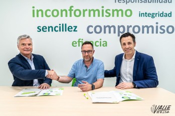 El responsable de la zona de Alicante de Caja Rural Central, Jorge Juan Morales Belvis, y el presidente de la Junta Central de Comparsas, Pedro Serrano, han firmado el convenio | Nando Verdú. 