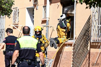 Los bomberos han tenido que entrar por una de las ventanas del inmueble | Jesús Cruces.