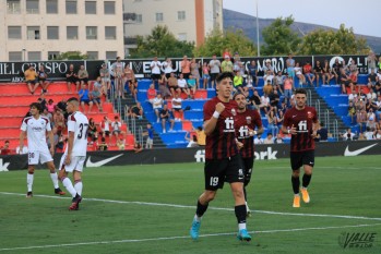 El azulgrana Albert Luque celebra el tanto del empate del Eldense.