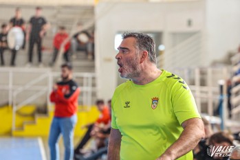 El entrenador Luis Ángel Parro durante un partido del equipo eldense en casa | Archivo Valle de Elda J.C.
